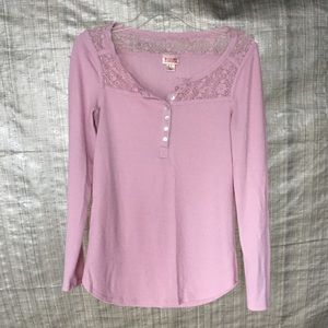 Long sleeve top.