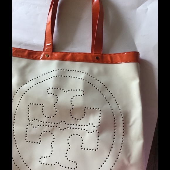 Tory Burch Handbags - MUST SALE ! Cute white Tory Burch T Tote 💕💕