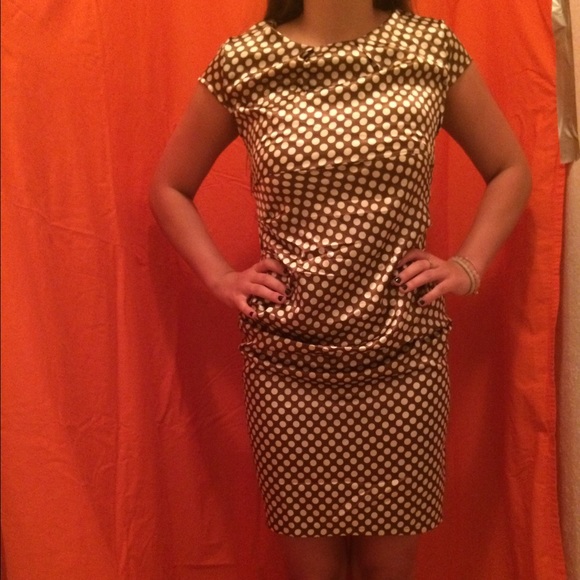 Retro polka dot dress with scoop neck collar