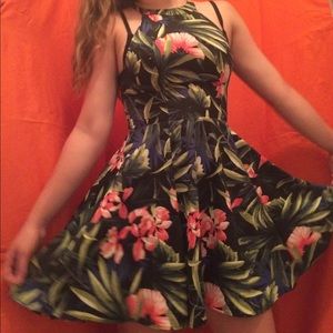 Floral print dress with key hole back