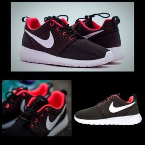 Nike Roshe Run Black: Worn once ✨