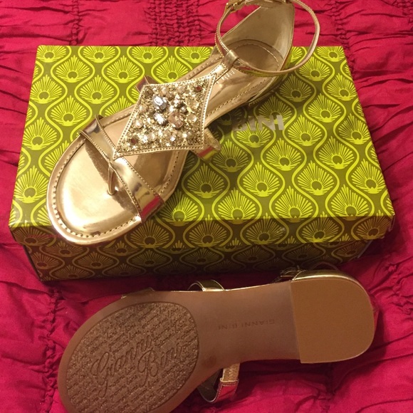 Gianni Bini gold sandal size 7. NWOT