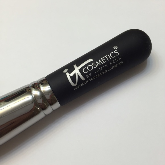 It Cosmetics Flat Top Buffing Foundation Brush #6 - Picture 2 of 3