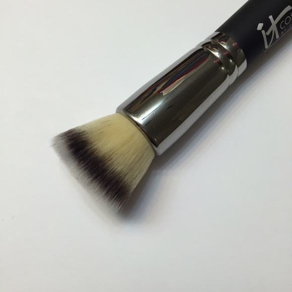 It Cosmetics Flat Top Buffing Foundation Brush #6 - Picture 3 of 3