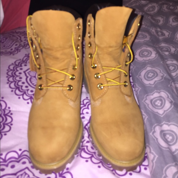 Size 8 Wheat Timberlands - Picture 2 of 4