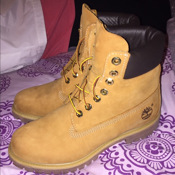 Size 8 Wheat Timberlands - Picture 3 of 4