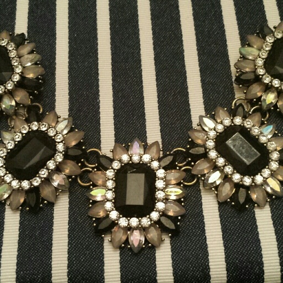 Cara statement necklace - Picture 2 of 3