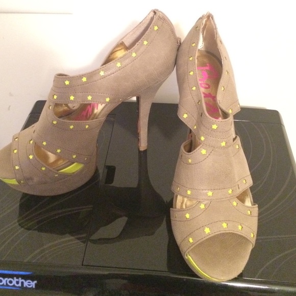 Betsey Johnson Taupe and Neon Yellow heels. NWT.