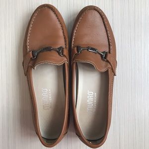 Buckle Comfortable tan loafers with padding