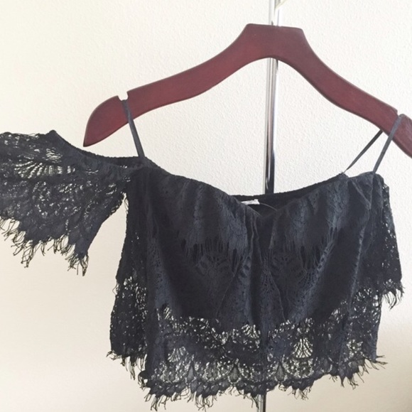 🖤LAST CHANCE🖤 Lace Off Shoulder Top. - Picture 4 of 4