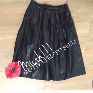 Leather like black pleated "a" line skirt👗