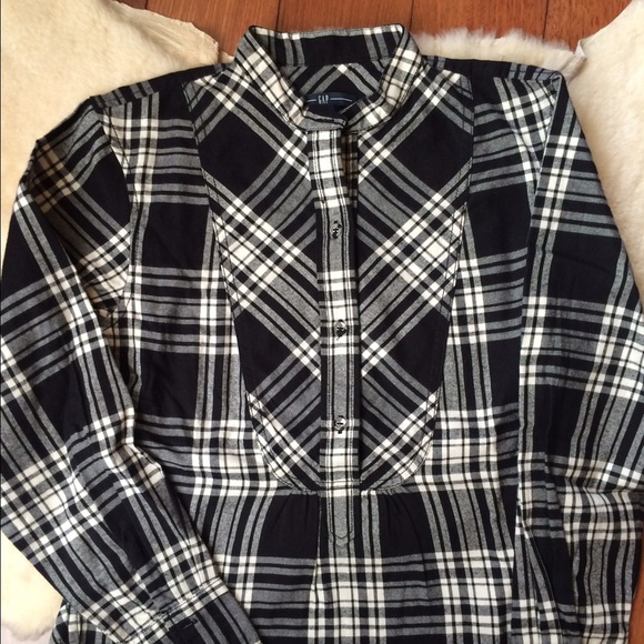 ‼️FINAL SALE‼️NWOT Gap Half Button Popover Size S