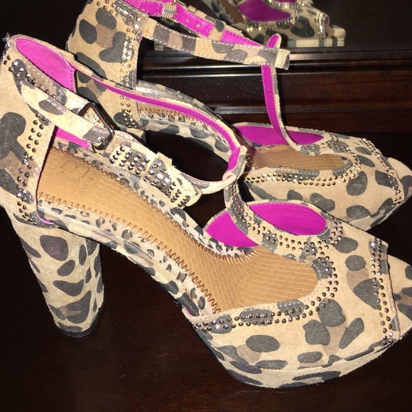 Cute cheetah heels only worn once!