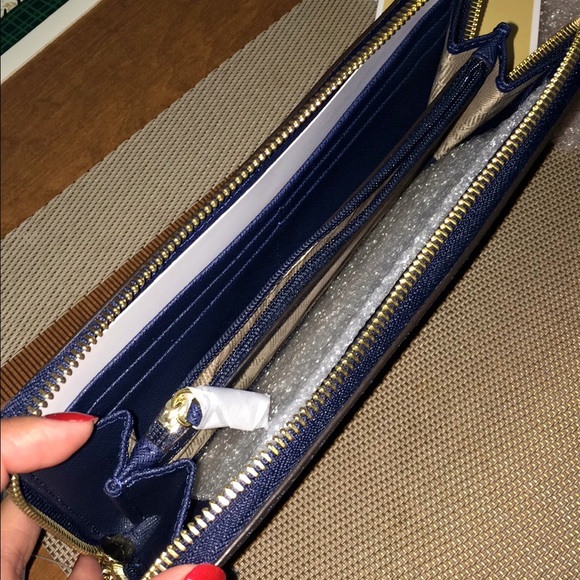 Michael Kors Wallet - Picture 2 of 4