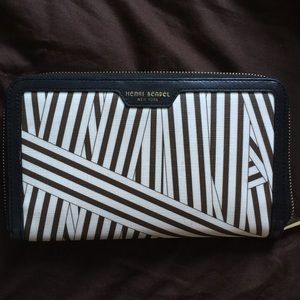 Henri Bendel West 57th Pearlized zip around wallet