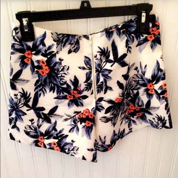 Tropical Print Shorts with Zipper Detail - Picture 2 of 3