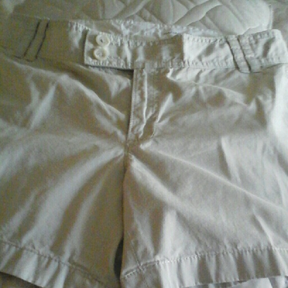 One pair of Banana republic kahi shorts l