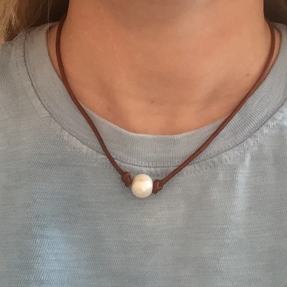 Leather pearl necklace