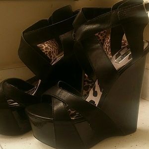 Bebe wedge