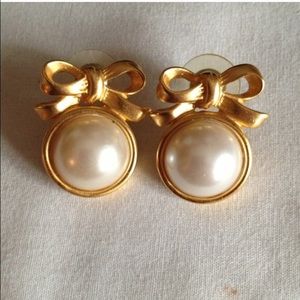 Bow and pearl earrings