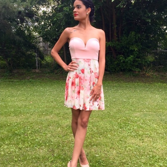 Flirty Floral dress - Picture 2 of 4