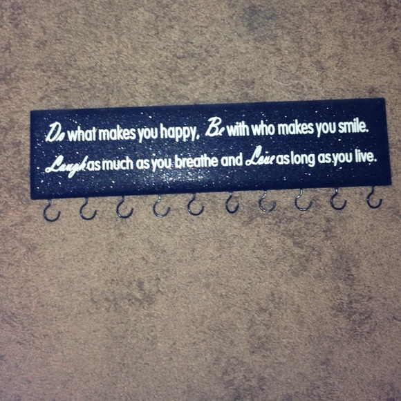 Hanging jewelry wall holder