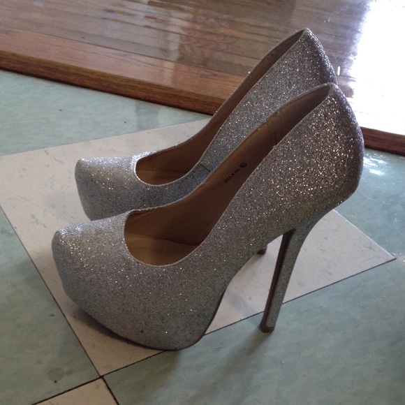 Silver heels - Picture 2 of 4