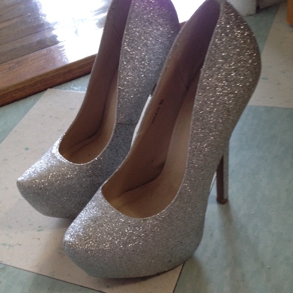 Silver heels - Picture 4 of 4