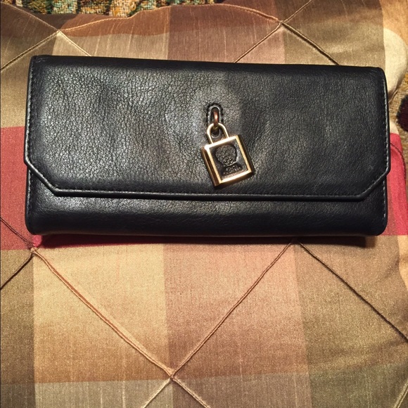 💯 Authentic Vince Camuto black leather wallet .