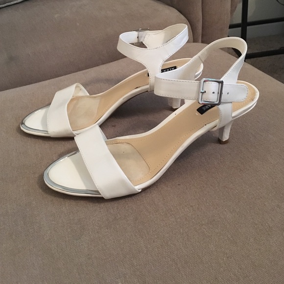 Monochromatic heels😍