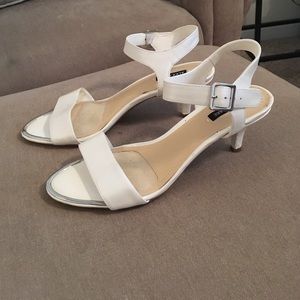 Monochromatic heels😍