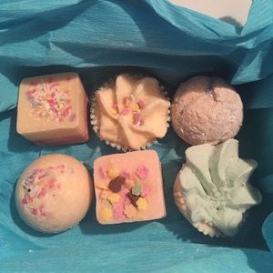 Package of 6 bath bombs!