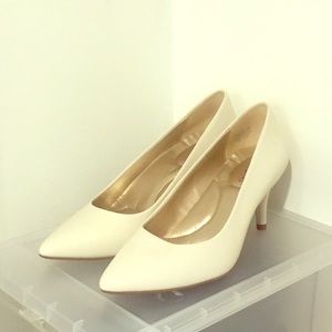 Comfy white heels/pumps
