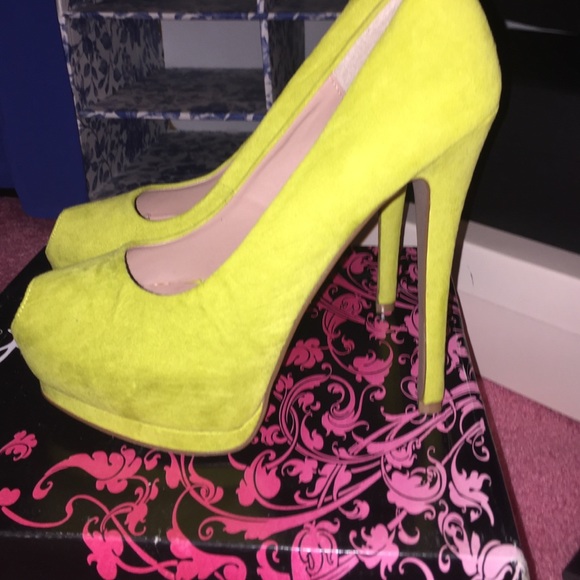 Lime green platform peep toe sandal - Picture 2 of 4