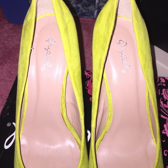 Lime green platform peep toe sandal - Picture 3 of 4