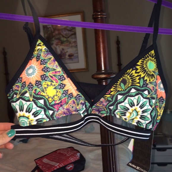 ❌SOLD❌Hurley bikini top size medium multicolored