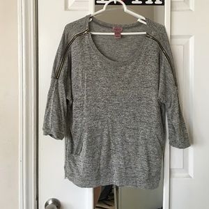 Tjmaxx gray top. Size L.