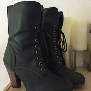STEVE MADDEN BLACK LEATHER BOOTIES