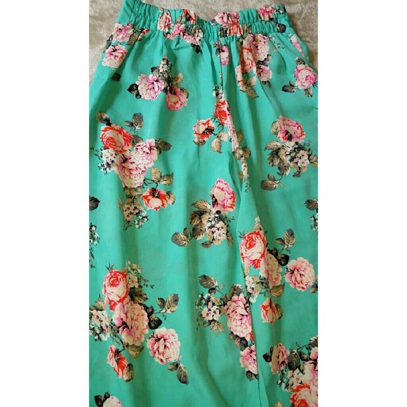 Floral print wide leg pants, worn once - Picture 3 of 3