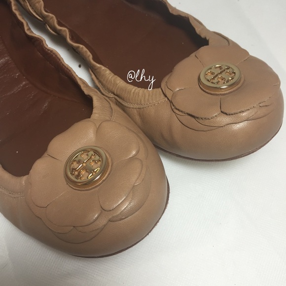 TORY BURCH SHELBY FLATS – TAN 8.5 - Picture 2 of 4