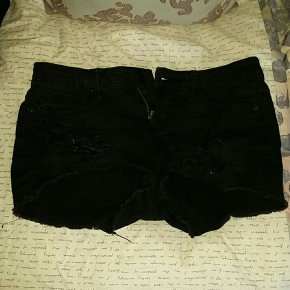 HOT TOPIC SAFETY PIN SHORTS