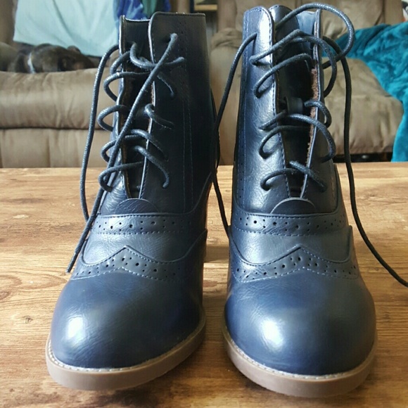 Navy blue heeled boot