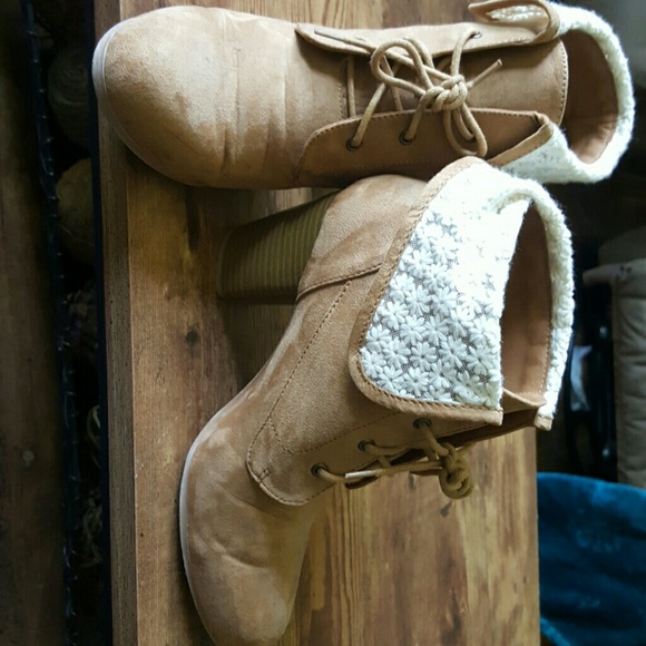 Size 10 tan heeled boots