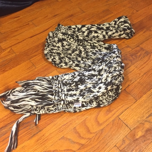 Black and white knit scarf
