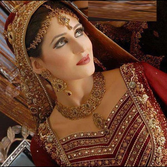 Gold Indian Statement Necklace and Earrings Set - Picture 3 of 3