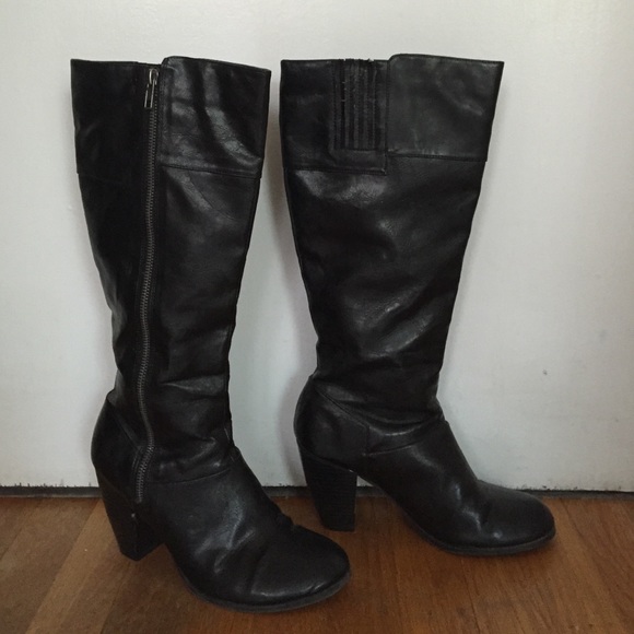 Black heeled boots