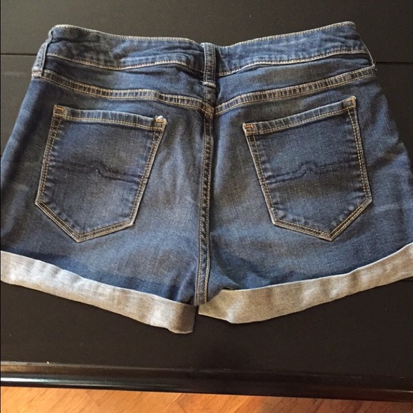 Semi-high waisted Jean shorts - Picture 2 of 3