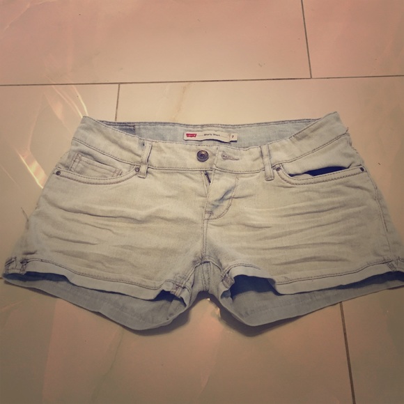 Levi shorty shorts