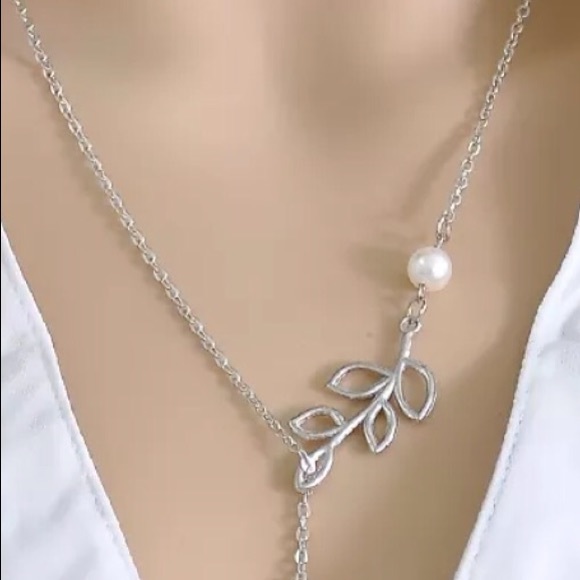 Faux Pearl/Leaf Necklace 18" - Picture 2 of 2