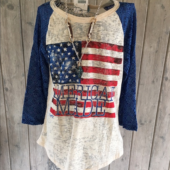 Boutique brand Tops - Raglan tee with lace sleeves woman